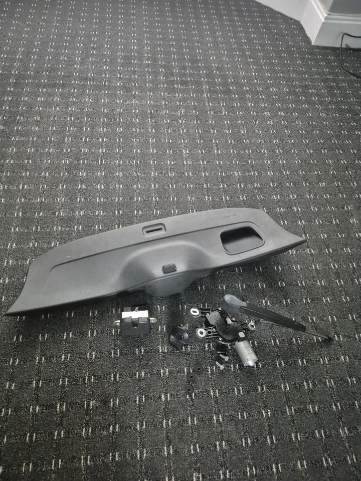 2015 VW Up Boat Lock with Push-button Mechanism Windshield Wiper - Image 1 of 2