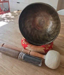 Klangschale Handgefertigt Ø 18,5 cm, Höhe 9,5 cm  mit Kissen & Schlägeln 935 gr. - Bild 1 von 7