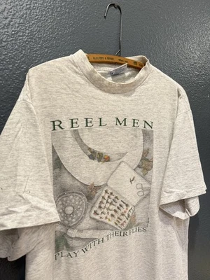 Camiseta Vintage Anos 90 Molinete de Pesca com Mosca Gráfico Cinza Todo Esporte Tamanho XL  - Imagem 1 de 4