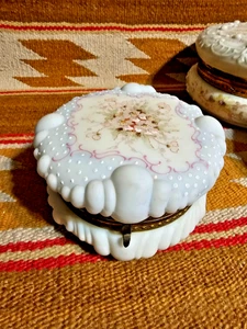 SCHÖNE 5" WAVECREST HANDBEMALTE BLUMEN KOMMODE BOX mit AUSGEFALLENEM GEFORMTEM DESIGN ++! - Bild 1 von 9