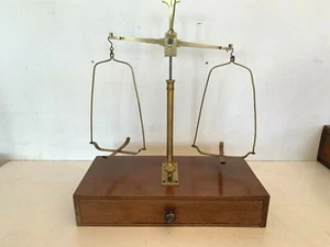 Balance trébuchet et ses poids XX siècle Balance de bijoutier XX siècle - Picture 1 of 4
