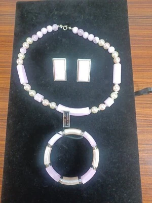 Conjunto de collar, pulsera y pendiente vintage genuino Lucite rosa blanco y plata en tonos Foto 1 de 4