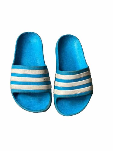 Slider ragazzi di adidas taglia UK 10 bambini in blu con righe bianche