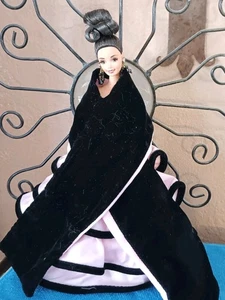 ESCARDA BARBIE ROSA SCHWARZES KLEID MIT EINER WENDESTOLA AUS SAMT. - Bild 1 von 6