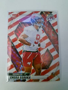 2025 Panini Mosaic Emeka Egbuka RC Red & White Stripe Prizm SP #376 Tampa Bay - Bild 1 von 2