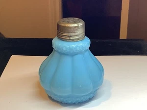 Antigua coctelera lobulada banda floral vidrio leche azul EAPG - Imagen 1 de 6