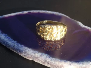 10K Gelbgold strukturierter Nugget Akzent 10,36 mm breiter Bandring 2,14 g Ringgröße 9 - Bild 1 von 9