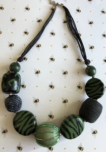 Halskette Emporium grün Holzstein verziert Neu - Bild 1 von 5