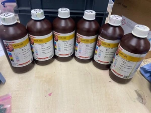 6 inchiostri Mimaki LUS-120 parte usati bottiglie da 1 litro con chip per funzionare O/Date L120A - Foto 1 di 6