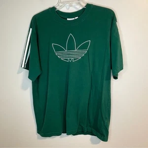 Camiseta Adidas Verde Bosque con Emblema del Trifolio Bordado - Imagen 1 de 5