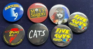 LOTE 7 X INSIGNIAS DE PASADOR DE BOTÓN MUSICAL - OLIVER, MISS SAIGON, GATOS, CARRUSEL, LES MIS - Imagen 1 de 9