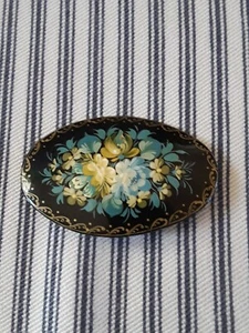 Broche prendedor vintage pintado a mano firmado floral ruso de laca decorativa - Imagen 1 de 3
