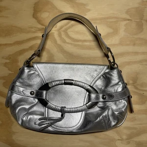Bolso de Hombro TOD'S Boomerang Este/Oeste Cuero Metálico Plateado Y2K - Imagen 1 de 13