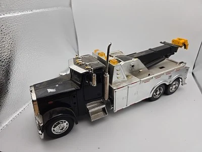 Peterbuilt Dual Axle Heavy Wrecker 1/32 By NewRay - Image 1 of 4