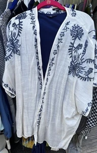 Torrid Strickjacke weiß creme Kimono-Stil mit blauer Blumenstickerei Größe 0/1 - Bild 1 von 4