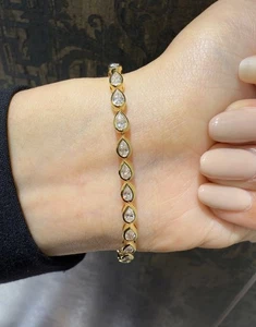 Brazalete de tenis de diamantes cultivados en laboratorio de pera D/VVS de 2,79 quilates, oro amarillo - Imagen 1 de 6