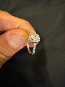 18c white gold cast diamond ring set in four claws, with a diamond claw set halo - Picture 1 of 4