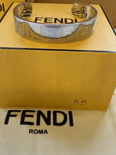 NUOVO FENDI Braccialetto Metallo Inciso Logo FF Tono Argento Tg Med
