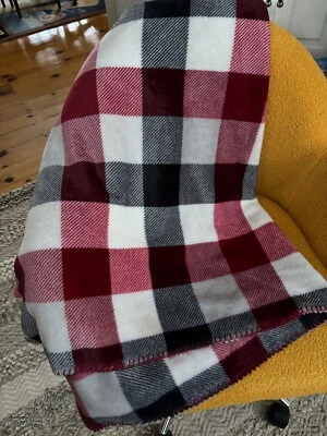 Manta de felpa a cuadros roja Mainstays 50" x 60" lavable a máquina reversible Foto 1 de 3