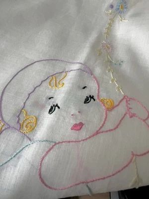 Manta infantil vintage algodón blanco emb. conejitos niños sosteniendo flores Foto 1 de 4