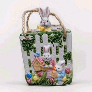 Keramik Tasche Hase auf einem Zaun Sackleinen Griffe - Ostern Frühling Deko Party - Bild 1 von 9