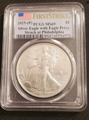 American Silver Eagle 2025 P con marca privada Eagle graduación profesional MS69 First Strike Foto 1 de 4