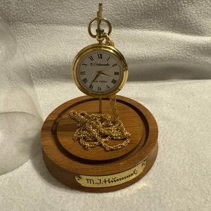 MJ Hummel "Little Fiddler" Sammlerstück Anhängeruhr mit Vitrine. Decor1 - Bild 1 von 5