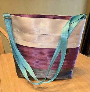 Harveys Seatbelt Berry Streamline Crossbody - Picture 1 of 9