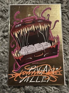 GORKEM DEMIR SYMBIONT SIGNIERT SDCC HEIDNISCHES VALLEY GOLD VERGIFTETE AKTENTASCHE KUNST - Bild 1 von 2