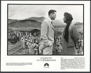 @Col El Fantasma Y La Oscuridad ’96 VAL KILMER OM PURI RAILWAY - Imagen 1 de 1