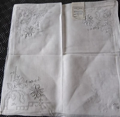 MOUCHOIRS- Lot de 4 mouchoirs  différents 27 cm x 27 cm - Photo 1/2