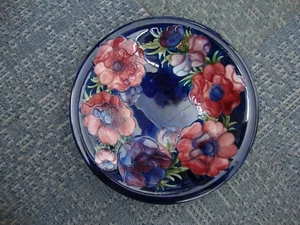 MOORCROFT KERAMIK - "FABELHAFT DUNKEL MIT ANENOM DESIGN - 10,5 Zoll - TOP - Bild 1 von 2