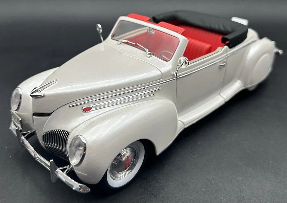 Signature 1939 Lincoln Zephyr 1:18 Scale Die Cast Car Model Convertible White - Image 1 of 4