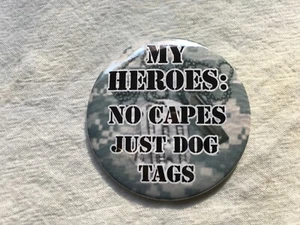 Militär -- Meine Helden: Keine Umhänge, nur Erkennungsmarken -- Knopf mit Anstecknadel hinten 3 Zoll - Bild 1 von 2