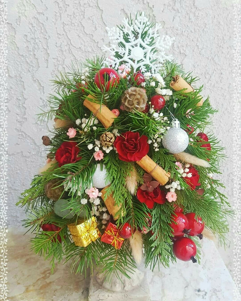 Árbol de Navidad de pino noble fresco de 16" rojo centro de mesa de vacaciones arreglo floral  Foto 1 de 1