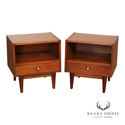Par de mesitas de noche modernas de nogal American of Martinsville Mid Century Foto 1 de 4