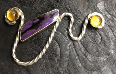 Prendedor caprichoso de forma libre artesanal de plata de ley, 14 quilates y Sugilite Foto 1 de 2