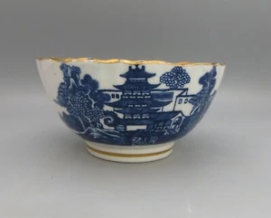 Antica ciotola inclinata modello pagoda blu e bianca Caughley C1785 - diametro 6" - Foto 1 di 24