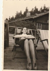 Vintage Foto Hübsche junge Frau lange Beine im Liegestuhl 50er Jahre - Bild 1 von 2