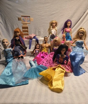 Barbi Puppen Set von Mattel und ein Ken / Mit dem Beauty-Tisch und Anna und Elsa - Bild 1 von 4