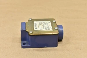 Telemecanique XCKL102 Limit Switch DPDT Screw Terminal 3A 240V NO/NC Type 4 IP66 - Picture 1 of 5