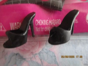 POUPEE BARBIE / PAIRE DE CHAUSSURES : BOTTES, ESCARPINS ..... (71) - Imagen 1 de 4