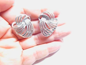 Silberfarbene Ohrringe mit durchbrochenem Metallwirbel Vintage - Bild 1 von 4