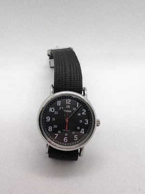 Reloj Timex Weekender Hombre 38mm Esfera Negra Indiglo WR30M T2N647 Batería Nueva Foto 1 de 4