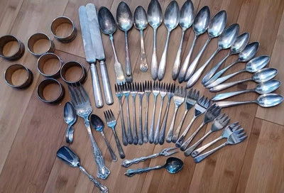 Lote de 47 cucharas, servilleteros, tenedores y cuchillos chapados en plata.  Foto 1 de 4