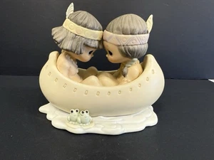 Enesco Precious Moments 520772 “Muchas lunas en la misma canoa, Blessum You” - Imagen 1 de 4