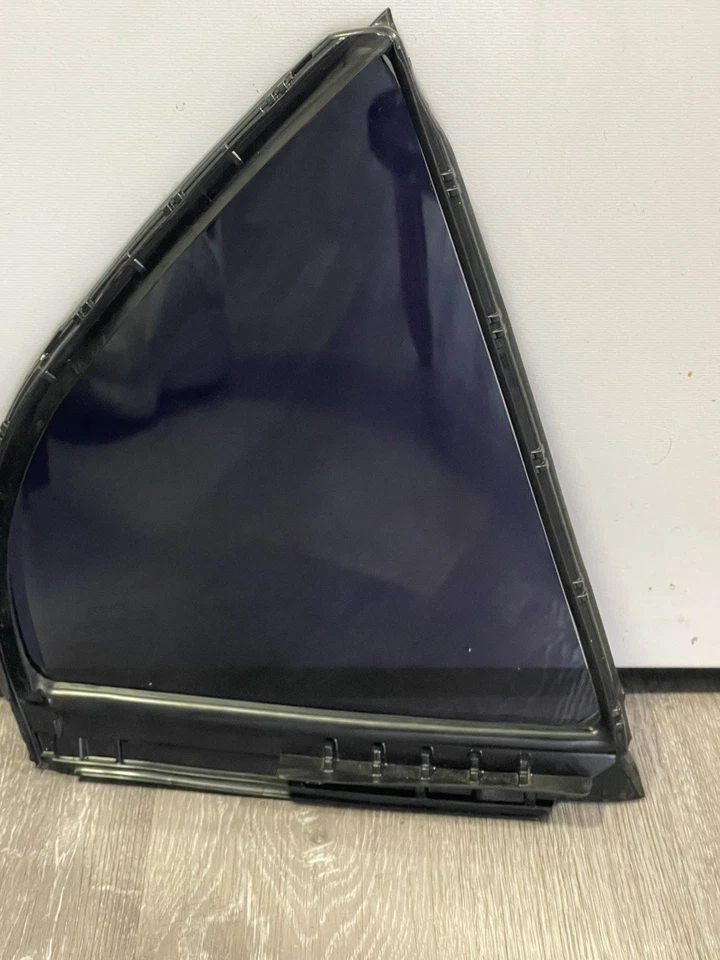 ОРИГИНАЛЬНОЕ ЗАДНЕЕ ЛЕВОЕ СТЕКЛО СО СТОРОНЫ ВОДИТЕЛЯ ЧЕТВЕРТЬ СТЕКЛА TOYOTA CAMRY 2018-2024 - Изображение 1 из 3