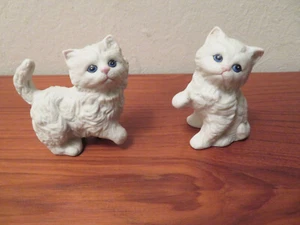 Vintage Pair Playful White Kittens Blue Eyes Ceramic Figurines Homco Taiwan - Bild 1 von 7
