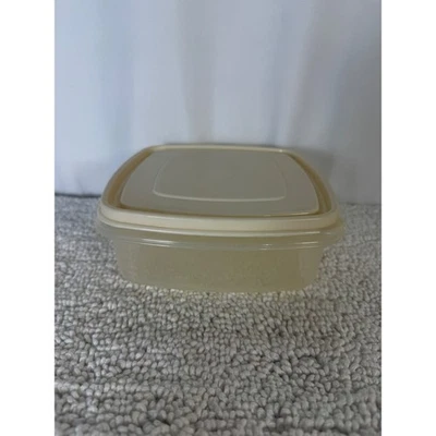 Винтажный квадратный контейнер с крышкой из миндаля Rubbermaid No2 на 5 чашек для сервировки - Изображение 1 из 4