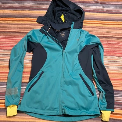 Jaqueta de corrida Nike Dri Fit azul marinho azul marinho feminina tamanho médio com capuz com zíper - Imagem 1 de 4